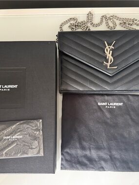 Saint Laurent Cassandre Grain De Poudre
Envelope Chain Wallet